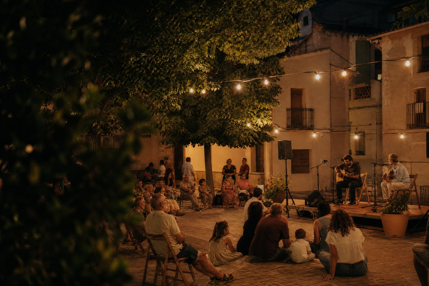 Encuentro cultural nocturno en una plaza mediterránea